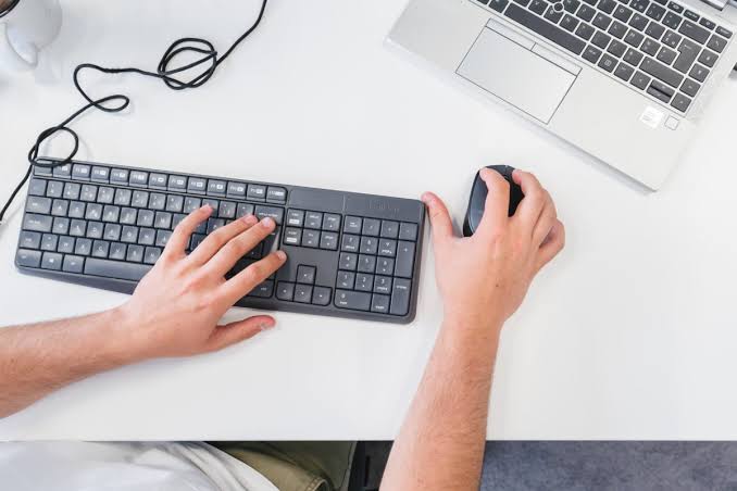 Accessibilité des services publics numériques ....un retard constaté dans son application.